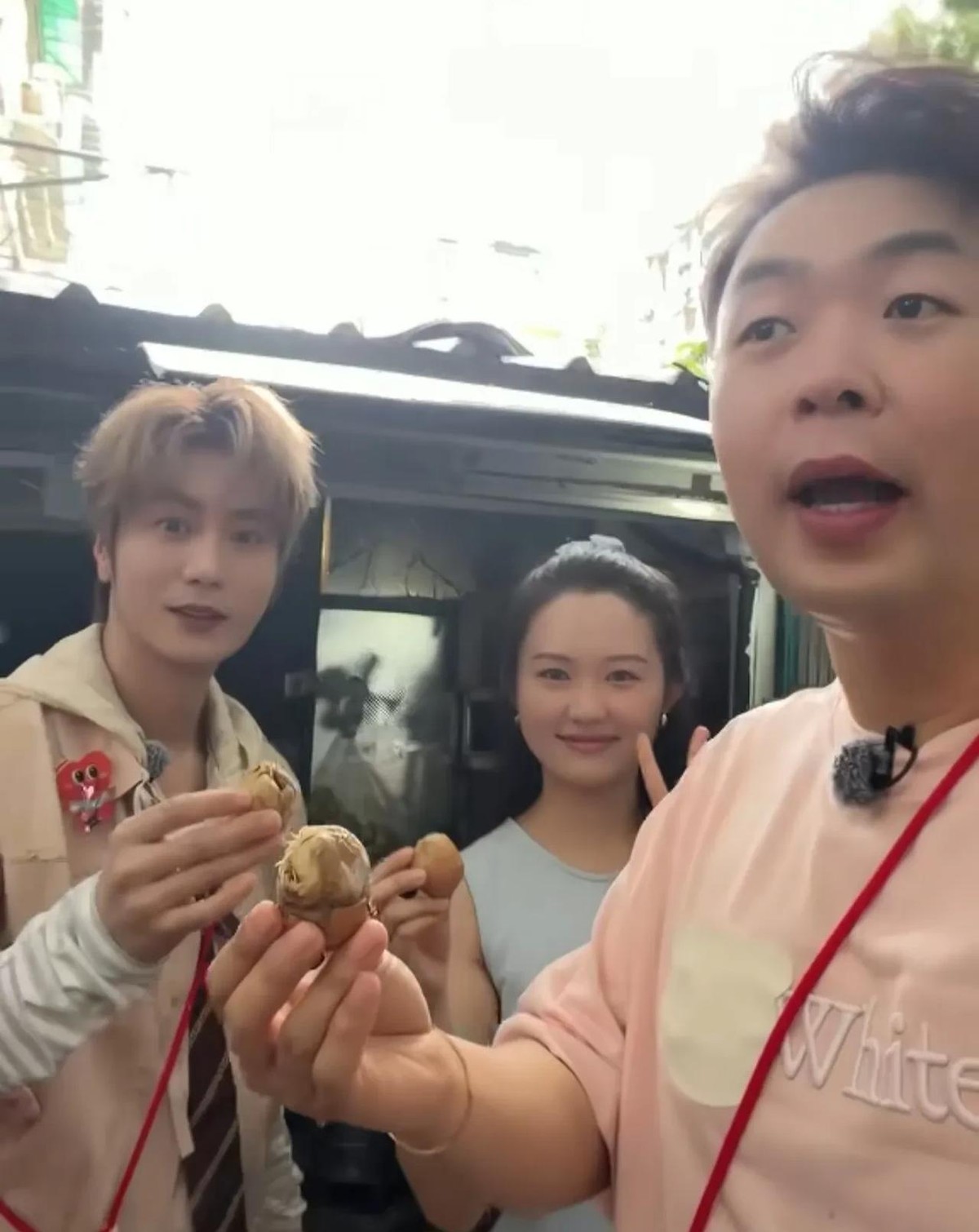 杜海涛在南京吃毛蛋，这事儿一出来，评论区比毛蛋本身还热闹。有人夸他接地气，有人皱眉头嫌重口，还有个网友说得挺到位：“明星也是人，吃个路边摊不至于上纲上线。”
我倒是觉得，问题不在毛蛋，在于大家看明星吃东西的眼光。杜海涛在南京街头啃毛蛋，压根就是一次普通人的普通嘴馋。他早年在节目里吃遍各地小吃，哪次不