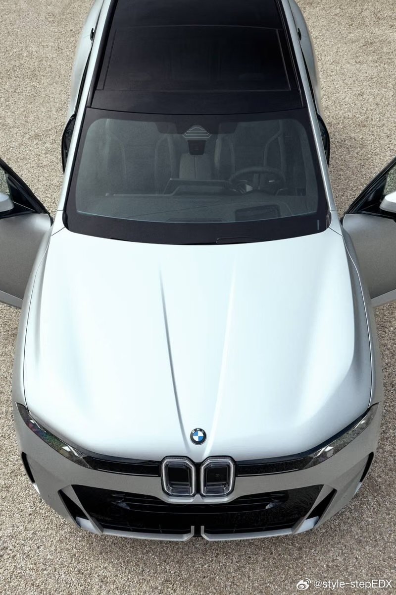Kith Follows Up Chapter IV Collection With Two One-of-One BMW X5 Builds
Building on Ronnie Fieg’s 15th-anniversary automotive releases, the duo highlights the past and future of BMW’s iconic SAV.[兔子] ​