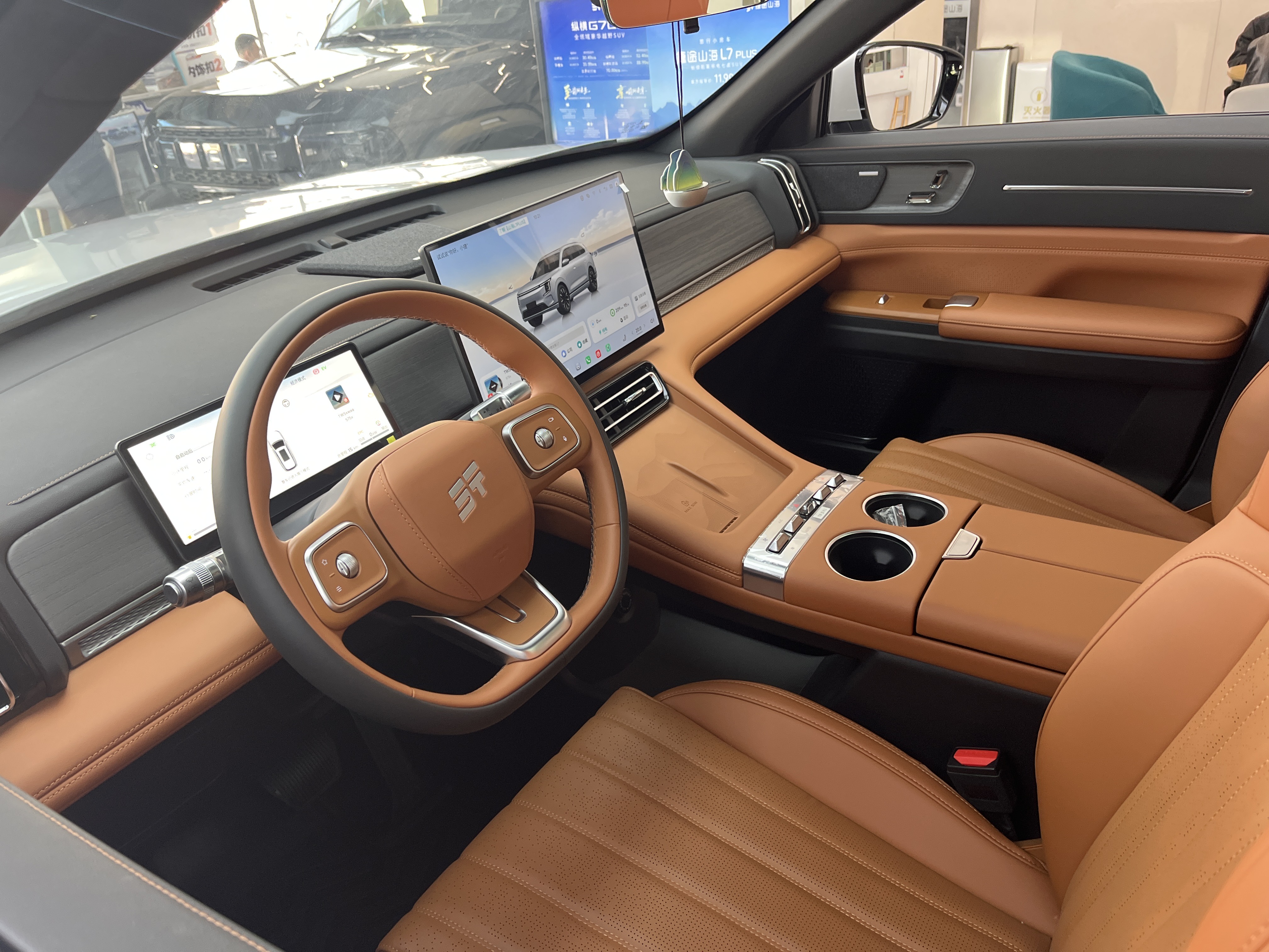对比多款家用 SUV，最后入手捷途山海 L7 PLUS，真的选对了。220km 纯电续航，我日常上下班代步，家充一周充一次就够用，电费很省。满油满电综合续航 1700km，节假日全家跨省出游，不用频繁找充电桩，告别续航焦虑。2820mm 大轴距，七座支持 32 种电动座椅调节，二三排上下车轻松，放倒