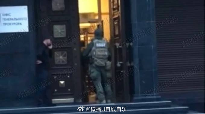 乌克兰国家反腐败局和反腐败特别检察院正在对一个涉嫌犯罪组织实施行动，该组织由总检察院的一名官员领导。据《乌克兰真理报》报道，网络部门负责人谢尔希·克罗皮瓦已被拘留。该组织涉嫌保护电信诈骗中心并洗白资产。
#乌克兰国家安全局遭袭##普京说希望结束战争# ​