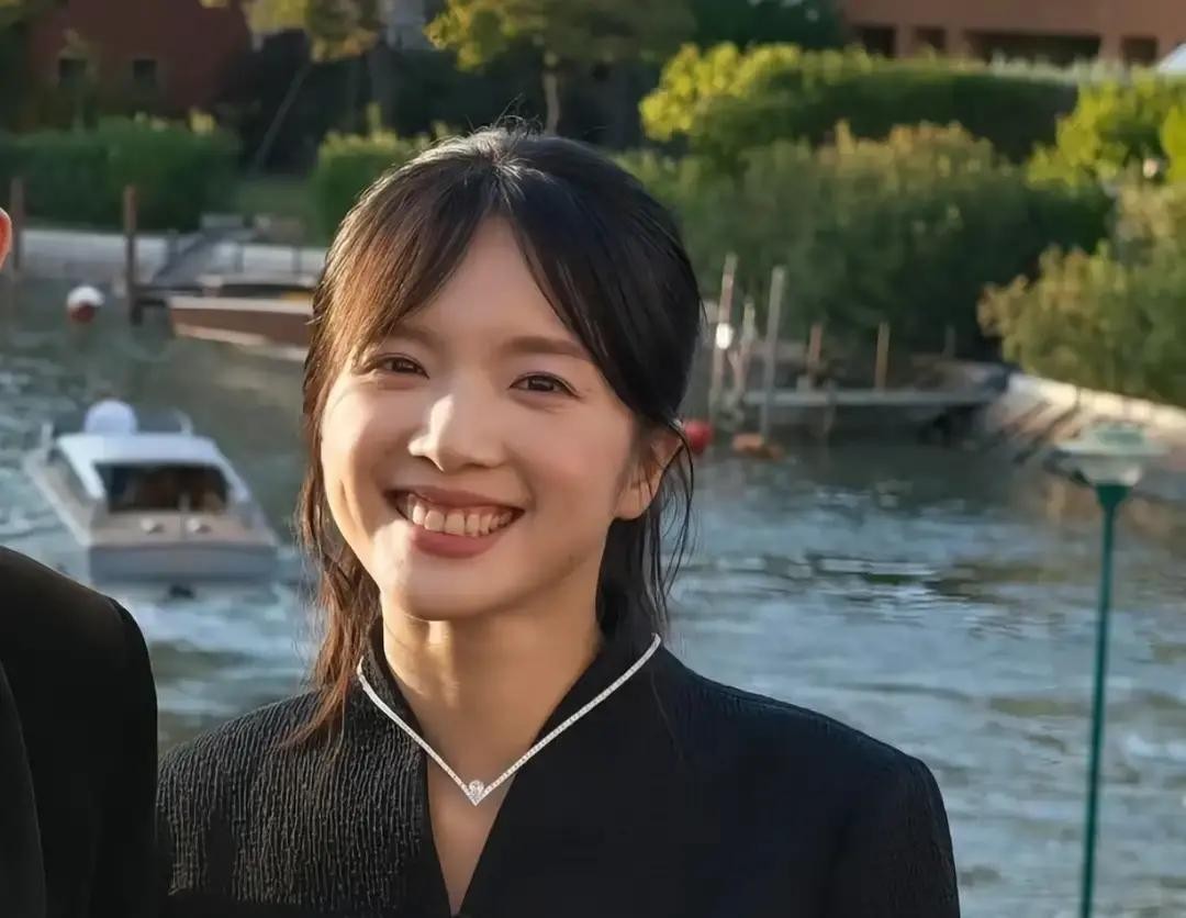 花天价弄来的行头就一定好看吗？看看李思潼在威尼斯红毯的生图，估计她自己都憋屈。死贵的Dior黑西装，搭上贵气的尚美项链，结果镜头前脸色被衬得又灰又暗。说白了，这真不是衣服不够档次，纯粹是造型师压根没顾及她原本就是个黄皮

黑黄皮的穿搭难度远比冷白皮要高出一截。平时要是脑子一热套上这种大面积的纯黑色，