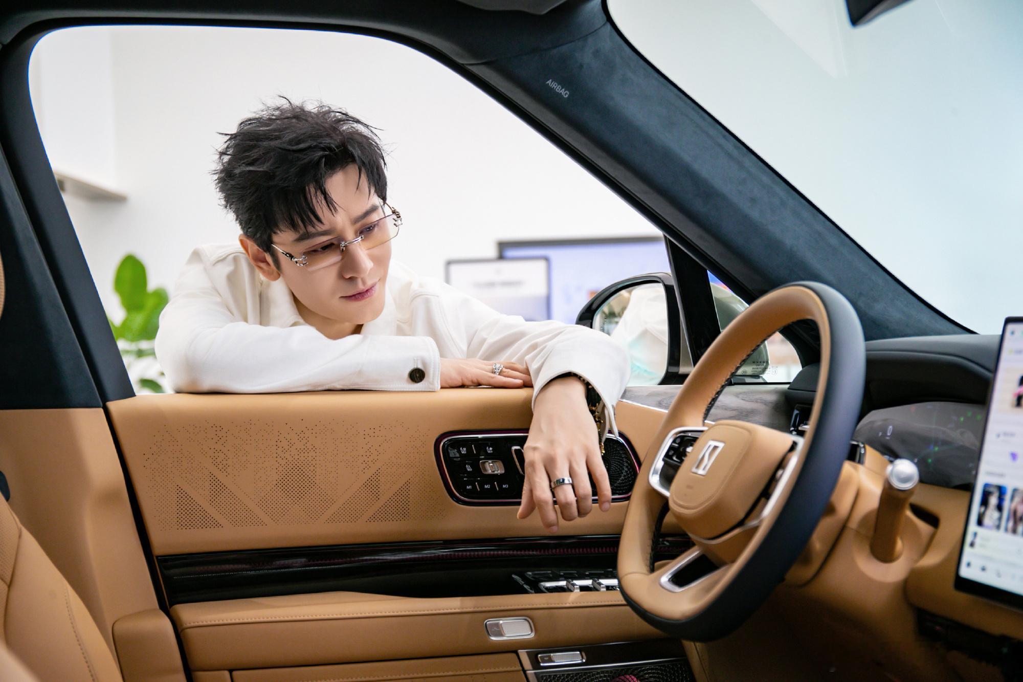 买车这件事本身就是一段故事。黄晓明去青岛极氪门店看车，原本是再普通不...
