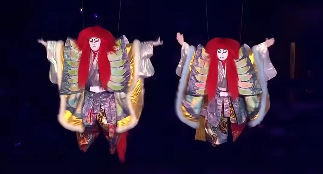 在日本名古屋举行的第20届亚运会开幕式，在运动员入场结束后的表演环节，在展现日本传统文化的一组节目中，居然将几个类似于魔鬼模样的人物造型用威亚吊起来，张开双臂悬在半空中，乍一看像极了绿毛龟和红毛龟。

那一幕确实让人愣了好几秒。

几个惨白脸、长发披散的人物被威亚吊到半空，双臂张开，身体随绳索缓缓摆
