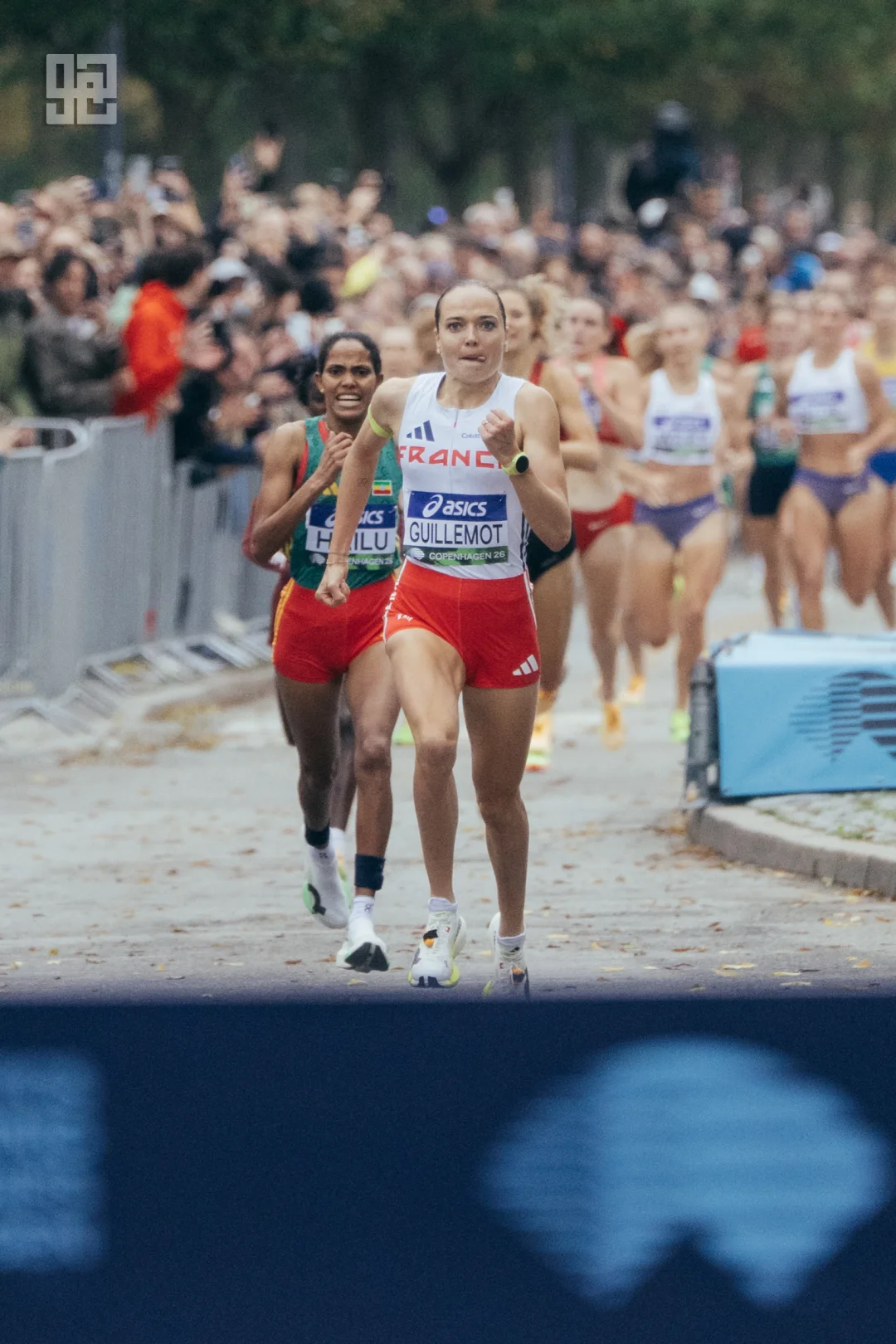 法国选手阿加特·吉勒莫特以4:22.74夺得#2026世界路跑锦标赛 女子1英里