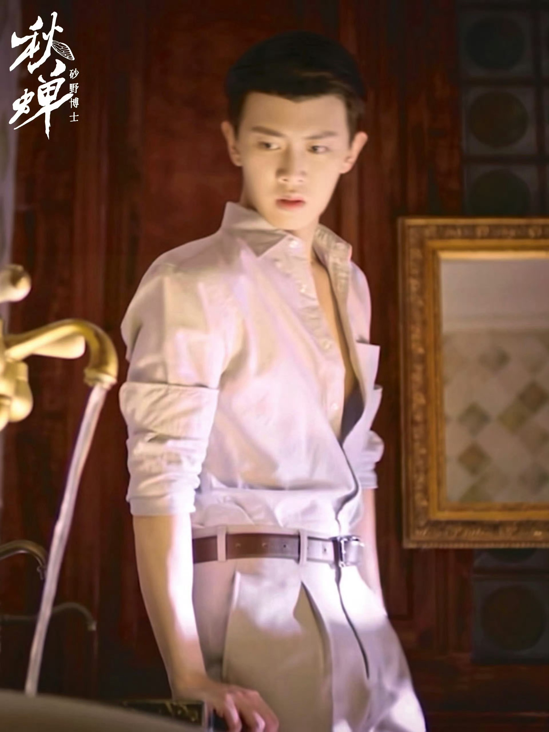 #电视剧秋蝉[超话]#  

在这霜寒露重之时，烽火连天照边陲，
家园危如累卵，战鼓声声震心扉。
秋日蝉声已消逝，沉默中闻生离死别，
勇士潜伏，待命穿越狼烟界。

铁甲冷艳，夜幕下银辉映，
孤影潜行，探虎穴寻胜利契机。
战旗猎猎，星辰引领前行路，
角声激扬，穿透寂静待晨曦。

✨ ​