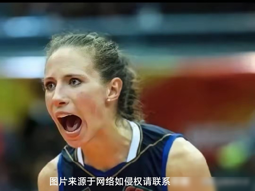 北京女排直接梭哈了，一口气砸下布里西奥、马里诺夫、斯梅雷克三个外援。
匡琦回归带队，手里还攥着董禹含、邹佳祺、单琳倩这批国字号年轻人，加上金烨、王云蕗两个老将压阵。木樨园体校的训练馆里，外援到位后第一件事不是练扣球，是死磕一传和边攻串联。
三个外援全堆在边攻线上，摆明了要拿火力换时间。董禹含从国