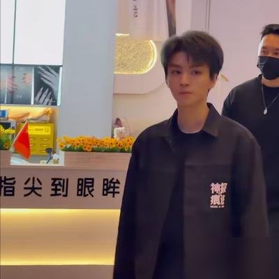 王俊凯了哈尔滨宣传新片，近照像青春男大国庆节第一天，《神探之痕迹》剧组来到了哈尔滨松江万象汇，导演陈思诚、演员张译、王俊凯齐亮相，小凯一身黑色牛仔套装，本人又高又帅，路人视角依然像青春男大，这颜值太扛打了。导演陈思诚、演员张译和王俊凯一露面，现场就沸腾了。路人随手抓拍的镜头里，王俊凯一身黑牛仔，干净