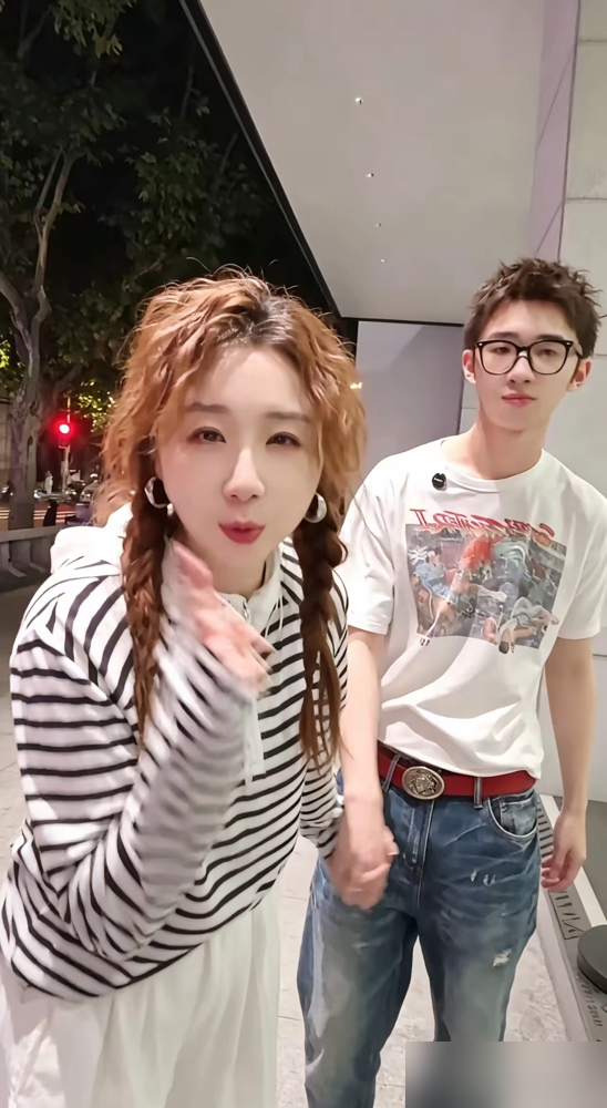 傅首尔领17岁儿子逛街，直接被骂上热搜。原因是网友说她这是在给孩子铺路出道。
就离谱，当妈的领儿子买衣服，都能被解读成阴谋。
她这两年是真惨，离婚被骂精致利己，上综艺被说蹭热度，连瘦了26斤都成了洗白套路。
傅首尔面相那梗更恶毒，圆脸戴眼镜，就被全网盖章精明算计控制欲强。她出来说这梗让普通女孩