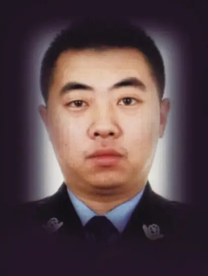 李尚恒，男，1988年生，生前为沈阳市公安局和平分局民警。

2018年，他入户走访排查线索时，遇到可疑人员。面对可能带刀的危险对象，他没有退，先把同事和群众往身后拦，再上前控制。

搏斗瞬间，尖刀刺来，他仍死死不放手。鲜血染红警服，30岁的生命，永远停在了“我先上”的那一步里。

他没喊过口号，却