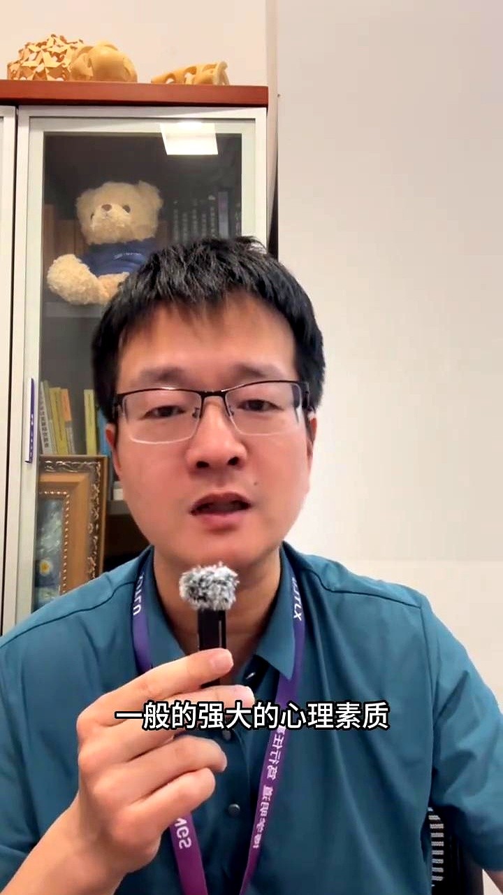 0比5的死局，硬生生打成7比5翻盘，还是连续两场。百年网球史的铁律被当场撕裂。

郑钦文隔网面对的可是凯斯和斯瓦泰克。伤病让她积分暴跌，只能捏着鼻子从资格赛重新爬。

换别人早交枪了。对手连拿5局准备收割，她愣是板着脸，一拍一拍死咬着把球砸向底线死角。这些世界顶尖高手的心理防线，就这么被她生生凿穿。