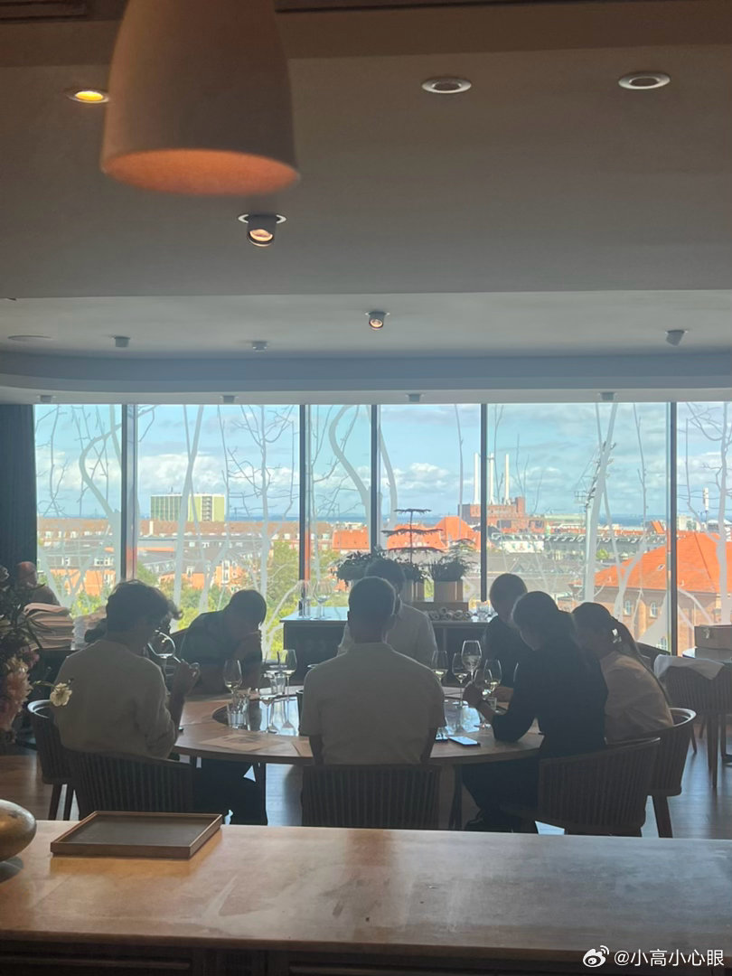 这周的工作日常。
周三侍酒师同事们在开品酒大会。
路过前台看到可爱的女孩们。北欧风餐厅，简约、质感，我特别喜欢我们餐厅的装修风格。
员工餐后经常边喝咖啡吃饼干边和朋友们聊天。
无论如何乡亲们，又一周过去了。还有最后的两周。人们问我心情如何，我说我因为有新的变化新的机会感觉到开心和激动 ​