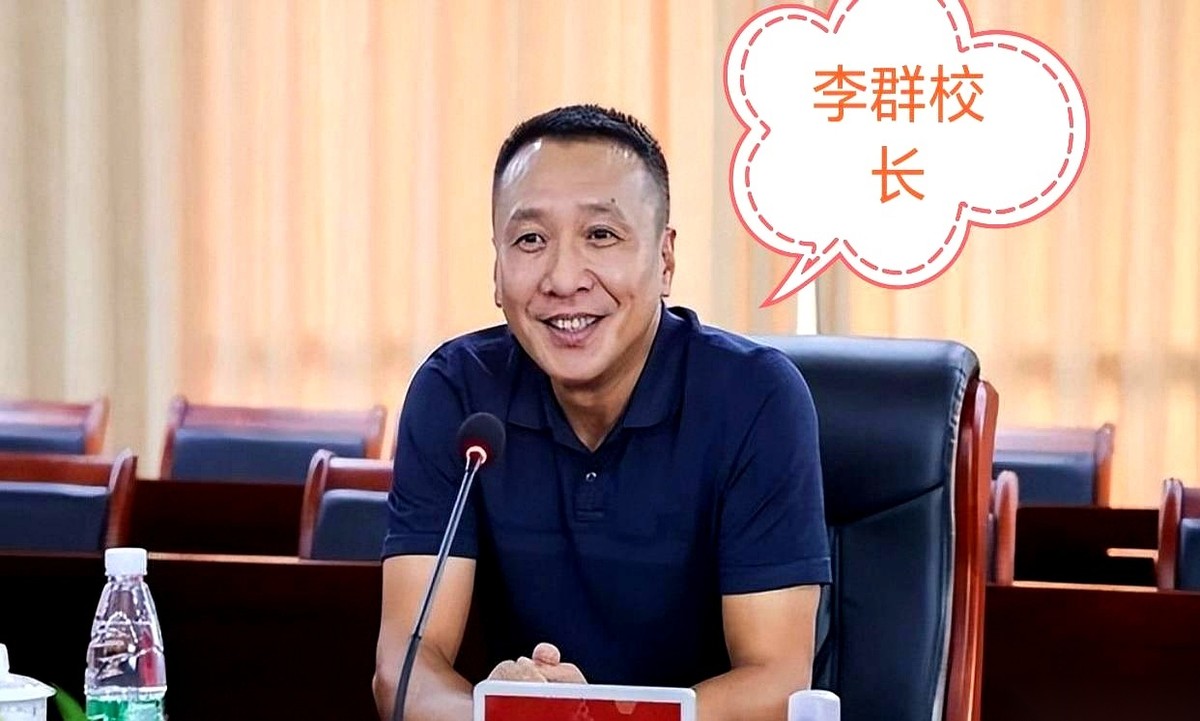 最近这波男篮国家队的视线焦点里，崔永熙和廖三宁直接挑起了大梁。但翻开这两位猛将的履历，底色全印着同一个中年男人的名字——李群。
老球迷听到这名字，手里的茶杯都得端稳点。
当年广东宏远拿下三连冠伟业，他是场上说一不二的核心后卫，手里实打实地攥着三枚国内顶级男篮联赛的总冠军戒指。但这几年，他把赛场上的风