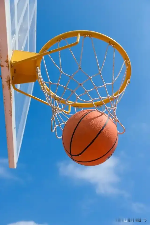 当“篮球狂人”遇上“足球铁人”：体育场上的奇葩大戏，笑到你肚子疼！  ...