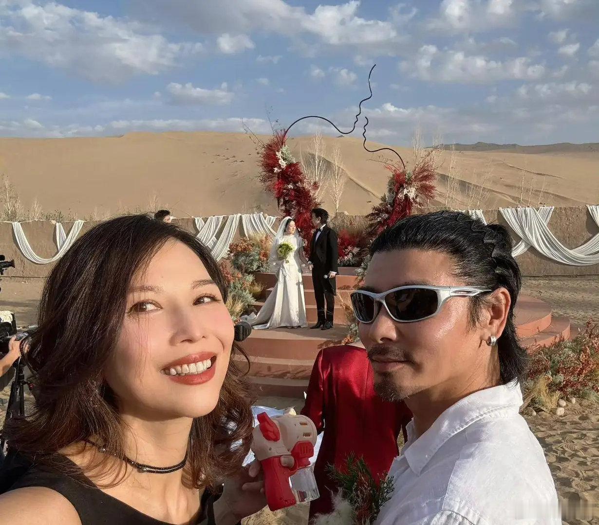 蔡少芬和张晋现身白举纲婚礼，夫妇俩盛装亮相，一个飒爽一个明艳！ ​