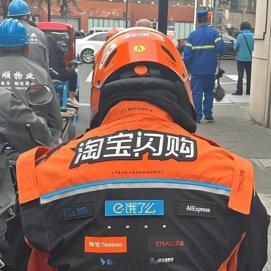 《淘宝闪购，跨过第一道诺曼底》此时，距离淘宝闪购正式登场已经超过一年。对于淘宝闪购而言，这一场即时零售的长跑才刚刚过半，跨过第一道诺曼底之后，更广阔的战场，还在前方。 

【 据艾瑞咨询在今年8月发布的最新调研报告显示，当下即时零售市场，美团份额占比43%、淘宝闪购42 ​