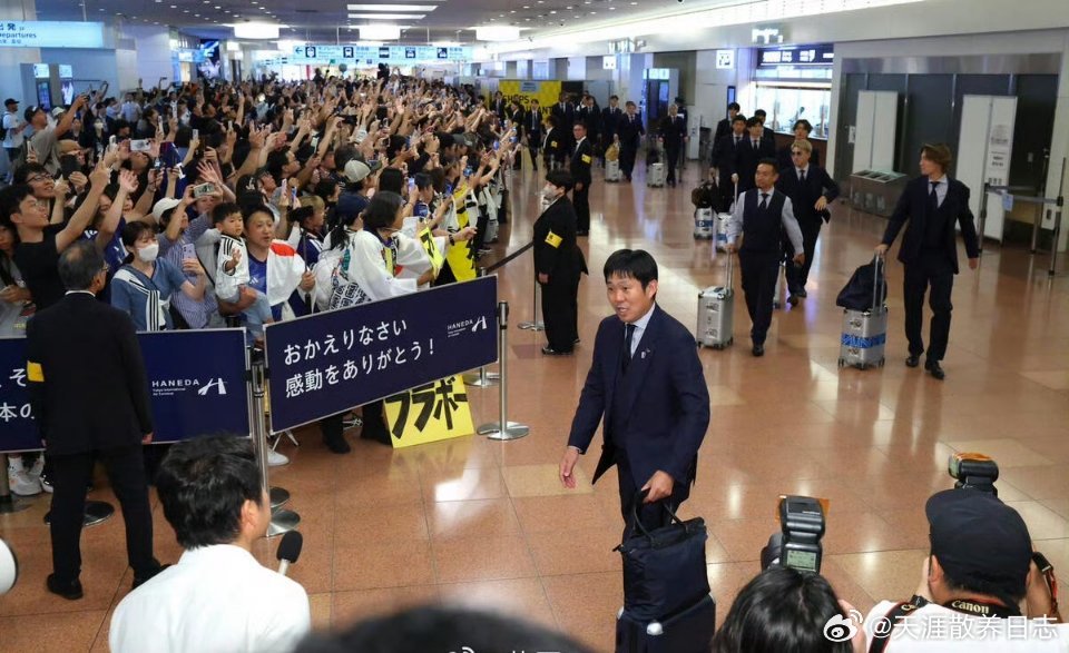 日本队遗憾出局回国现场球迷没有半句指责谩骂全都送上掌声与鼓励真的特别让...