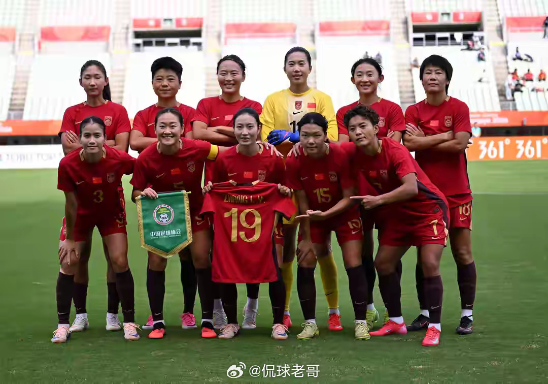 #中国女足1比0越南女足##亚运女足#

9月25日的亚运女足1/4决赛，中国女足经过加时赛苦战1-0艰难淘汰越南晋级四强。从战术层面客观复盘，常规时间90分钟的0-0闷平，确实暴露出球队在面对对手低位密集防守时，阵地战攻坚和门前终结能力的短板，越南队的防守韧性给咱们制造了极大的消耗。但到了单场淘汰制 ​