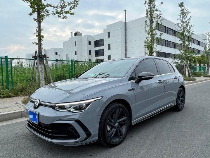 手握 15万预算，追求驾驶乐趣，二手高尔夫 GTI 值得入手吗
大众高尔夫是大众品牌的经典车型，而 GTI 作为高尔夫的性能版本，在燃油小钢炮圈子里一直保有很高的热度。很多人在 15万这个预算区间会陷入纠结，是直接拿下一台全新家用三厢轿车，还是选择二手 GTI，感受纯粹的驾驶乐趣。在我看来，这不是简