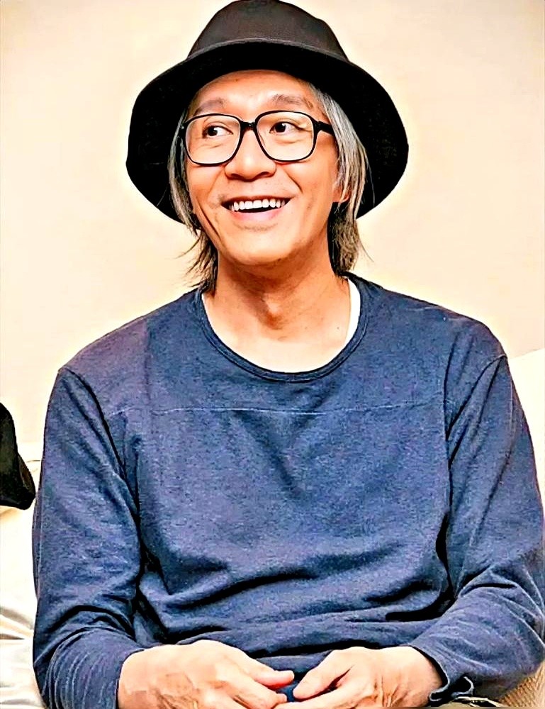 周星驰死活不肯再演戏，真不是因为片酬谈不拢。

满头白发的他对着镜头摆手，直言体力早就耗干了。硬撑着去演，只会把积攒半辈子的招牌砸得稀烂。

回看老搭档吴孟达，晚年片场吸着氧气、几次晕倒还要咬牙拍，背后是推不开的养家重担。

比起为了饭碗拿命换钱，星爷兜里有底气，自然敢把面子看得比票子重。

巅峰时
