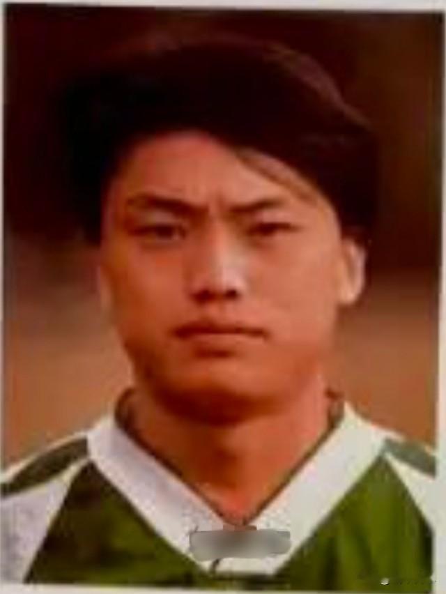 还记得这位北京国安老队员是谁么？1994年他随职业化元年升入国安一线队
。因为作风硬朗，一直是国安防线上的一员悍将，能担当中后卫及右后卫。参加体测12分钟跑能轻松拿捏3200米。1999年他被租借至甲B联赛，在云南红塔队发挥出色，并帮助红塔俱乐部冲入甲A，功不可没。职业生涯多次租借甲B球队，被甲A时