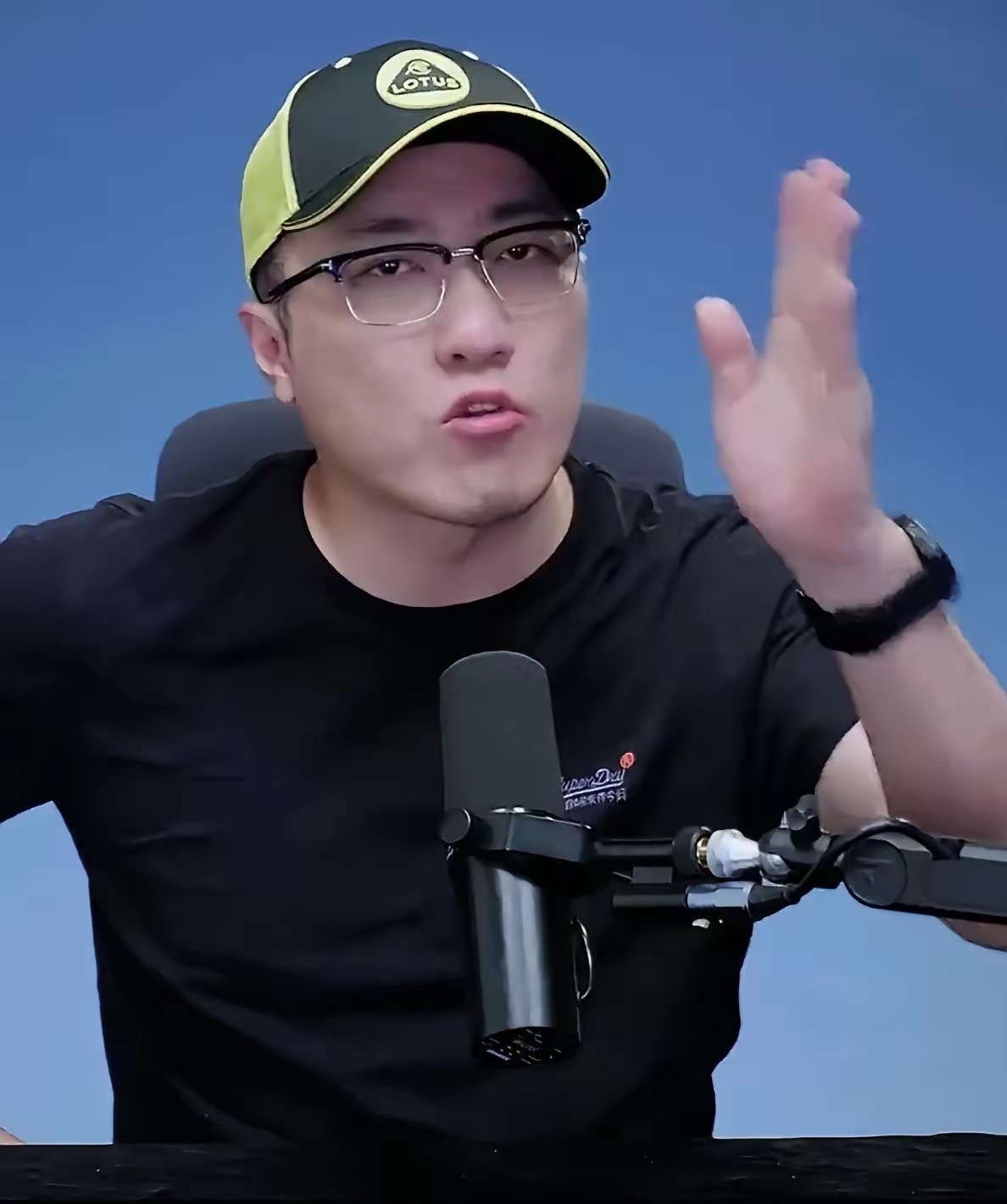 15999元起售的iPhone Duo刚亮相，数码圈就炸了锅。

王自如直言这是社交货币，展开机身就能彰显圈层身份，国产折叠屏堆料也比不上这份辨识度。

罗永浩连说七个“抄的”，痛批折痕优化是屎上雕屎，只认可开合动画做得不错。

一个谈面子，一个抠硬实力，老对手交锋，火药味瞬间拉满。

有人觉得，即
