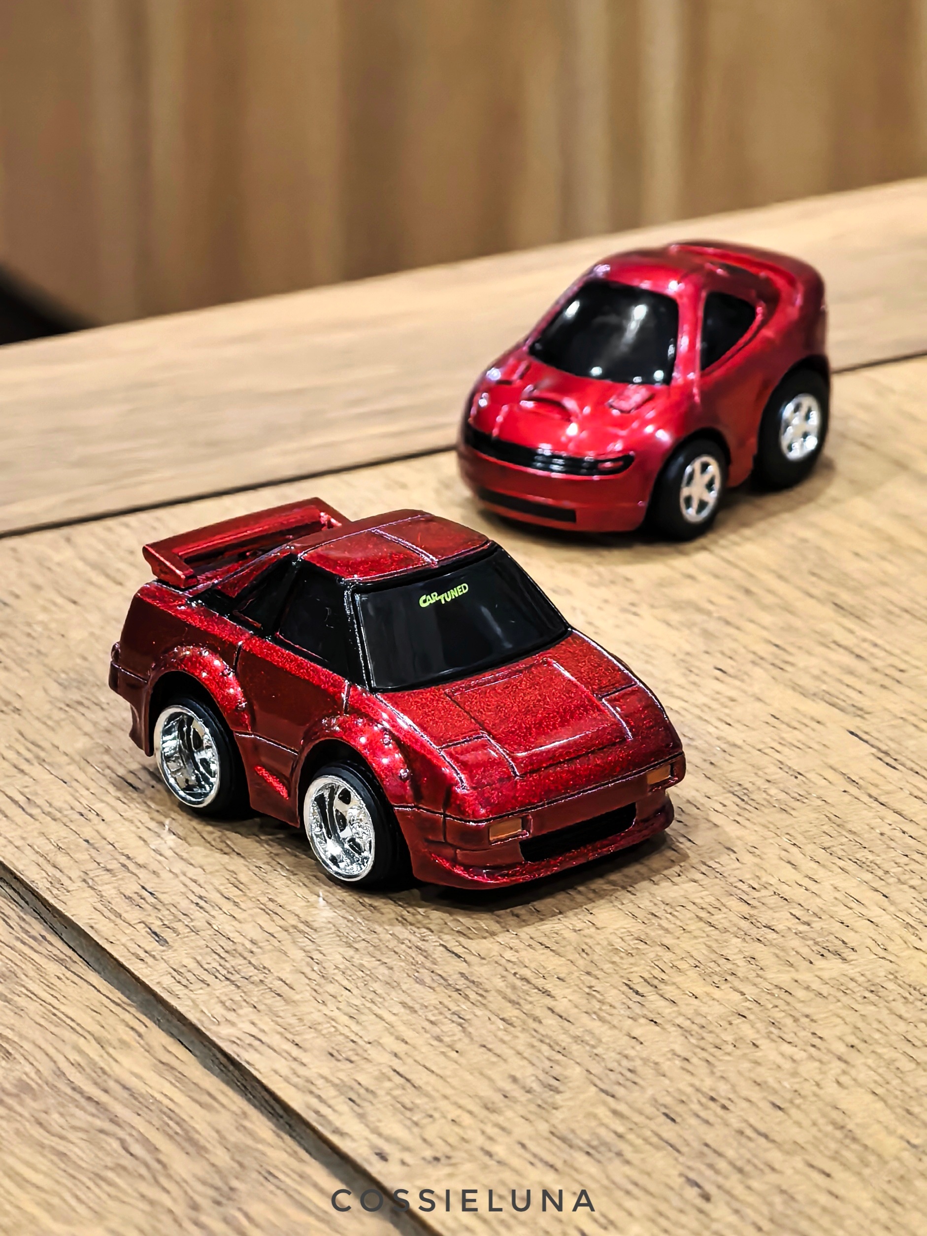 #每日一小车# 1100
MGA｜初代丰田MR2

出了几年q版美系改装车以后这家估计也发现了出日系小车能赚更多💰 然后毫不意外地也出了一批日系

小车没内装刻画 硬橡胶胎皮 漆面十分美丽 听说这个牌子小车尺寸一样可以互换车壳玩 但是只买了一辆也不知道是不是真的 ​