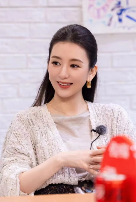 有一件事情！  
我一直想不明白，  
为什么都九年了，方媛还是融不进郭富城那桌老友。

后来想想，其实不奇怪。张智霖袁咏仪这群人，相识几十年，饭桌上全是粤语俚语、老片场的往事、赛马的家常，方媛粤语不流利，听得懂七成，接不上一句。别人聊得热闹，她插话怕说错，不插话又显得冷，时间久了，就养成了一个人安