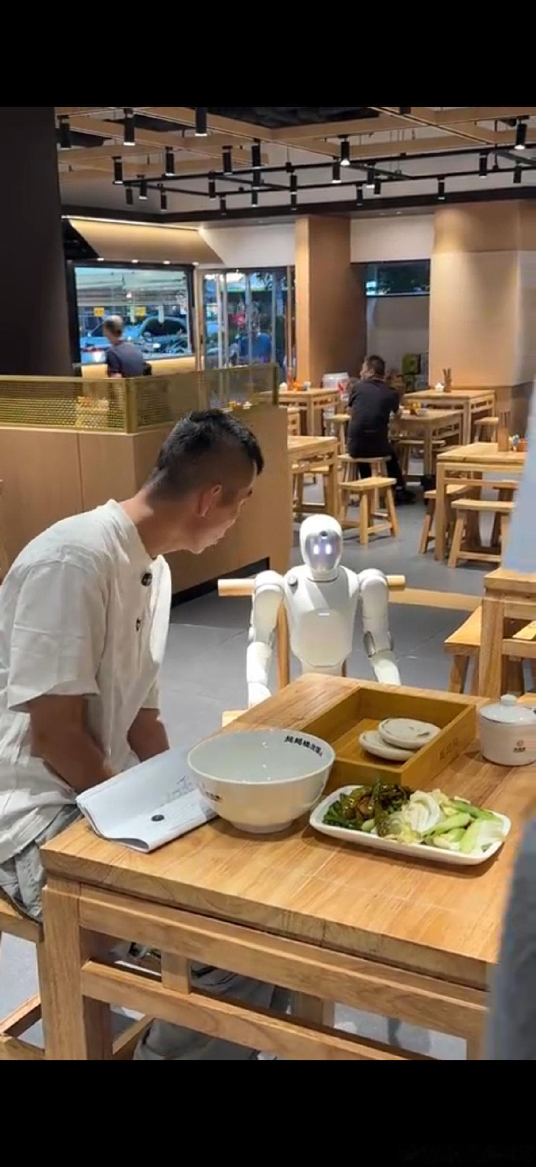 #西安迎来机器人新市民#
很难见到这么有创意的宣传，机器人沉浸式体验西安生活。启元系列可玩性强，安全友好，作为中秋大件礼物，辨识度直接拉满。 ​