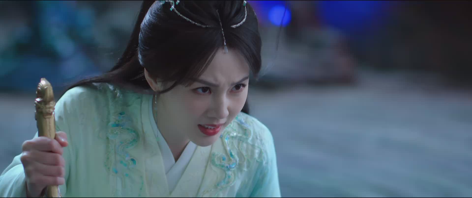 《师兄太稳健》中打戏实在是太应付了。根本就没有几个像样的动作。
历练中基本上都是你追我逃，然后敌人就突然被阵法控制了。
渡仙门主出面时，掐了几个法诀，然后就开始大口吐血。金仙修为的长老，动手时只会甩两下鞭子。
到了东海龙宫就更夸张了。云霄仙子现身时，人还没见面，冲上来的龙族四大猛将就被集体击退了。这