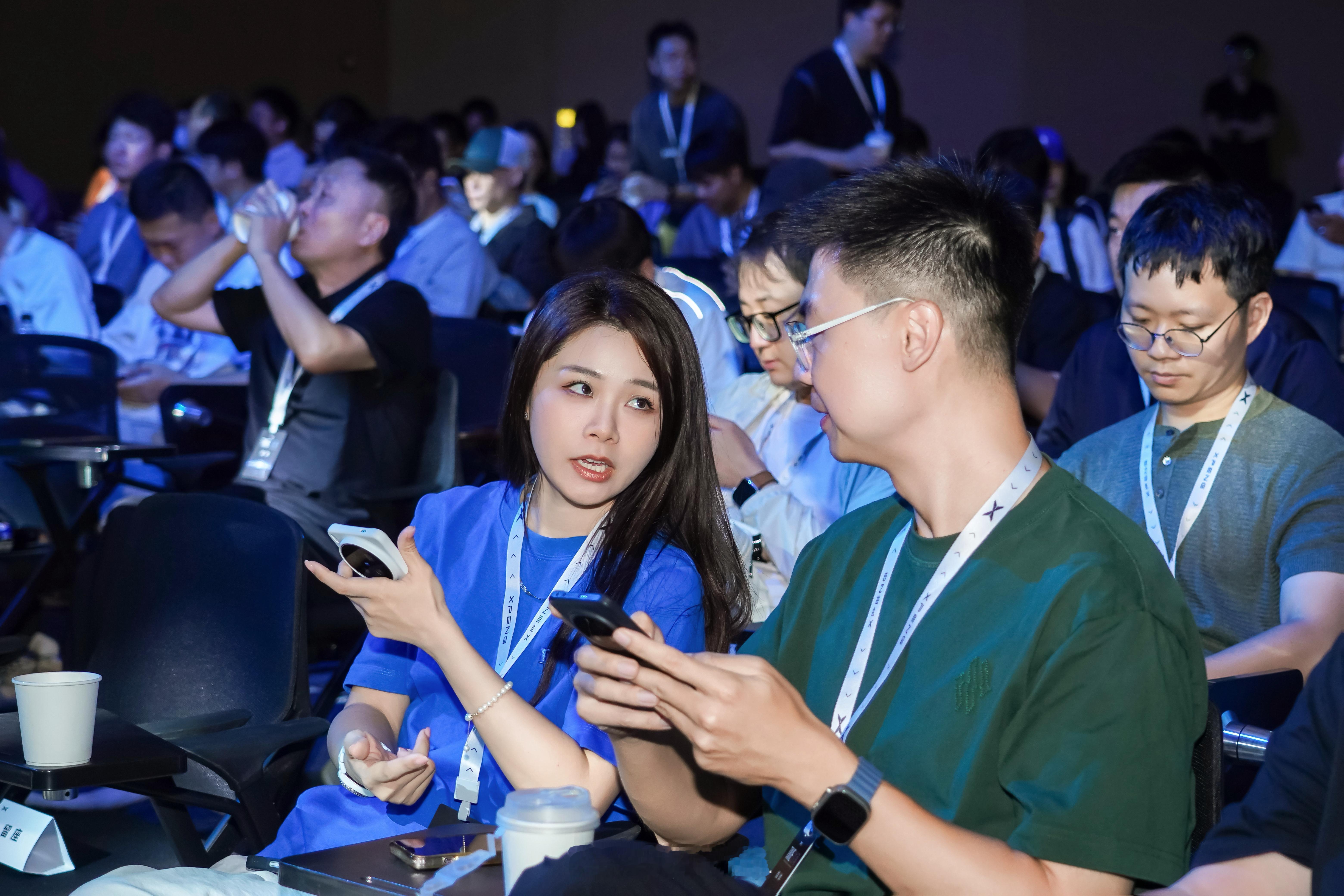 好学生坐第一排没疑问吧[doge][doge]
今天小鹏第二代VLA技术沟通会真的信息量满满[馋嘴][馋嘴] 分享了很多很多智驾前沿技术的东西…

以前AI开车就像“看照片”，只看当下；现在它能“记住过去30秒、预判未来6秒”，相当于有了时间感，驾驶判断更连贯、更安全。

几个关键升级，用大白话讲：
反应快了3 ​