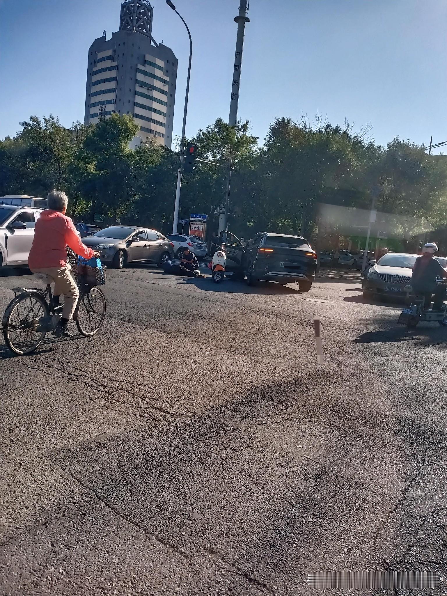 中心路今早发生车祸一起，被撞老人倒地不起