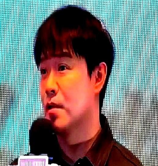 陈思诚筹备新片叫回了李晨和邢佳栋，唯独缺了“连长”张国强。

不是关系不行，是他真没档期。2026年他手里压着《藏锋》《黑岛监狱》《小城良方》好几部戏，不过全是在给别人当绿叶。

十八年过去，老同学成了百亿导演，张国强却自己表态：不演男一，专挑小人物演。

比起现在一堆演员死磕番位，把配角演活难道不
