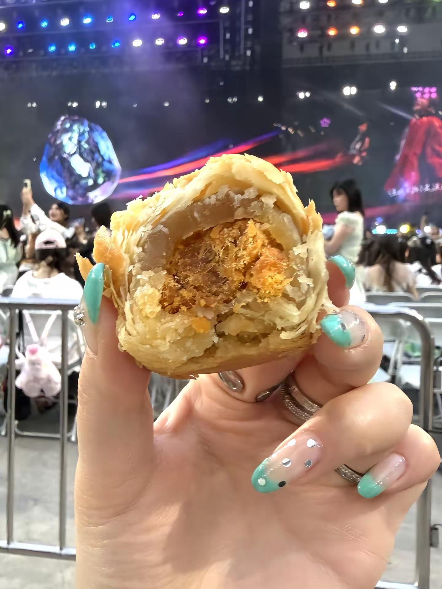 🥮吃个月饼拍了一百张是为什么呢。当然是因为这是王源请我吃的月饼！！特别美味！肉松满足之！中秋月饼 月饼 王源 王源宇宙超级无敌大大狂欢