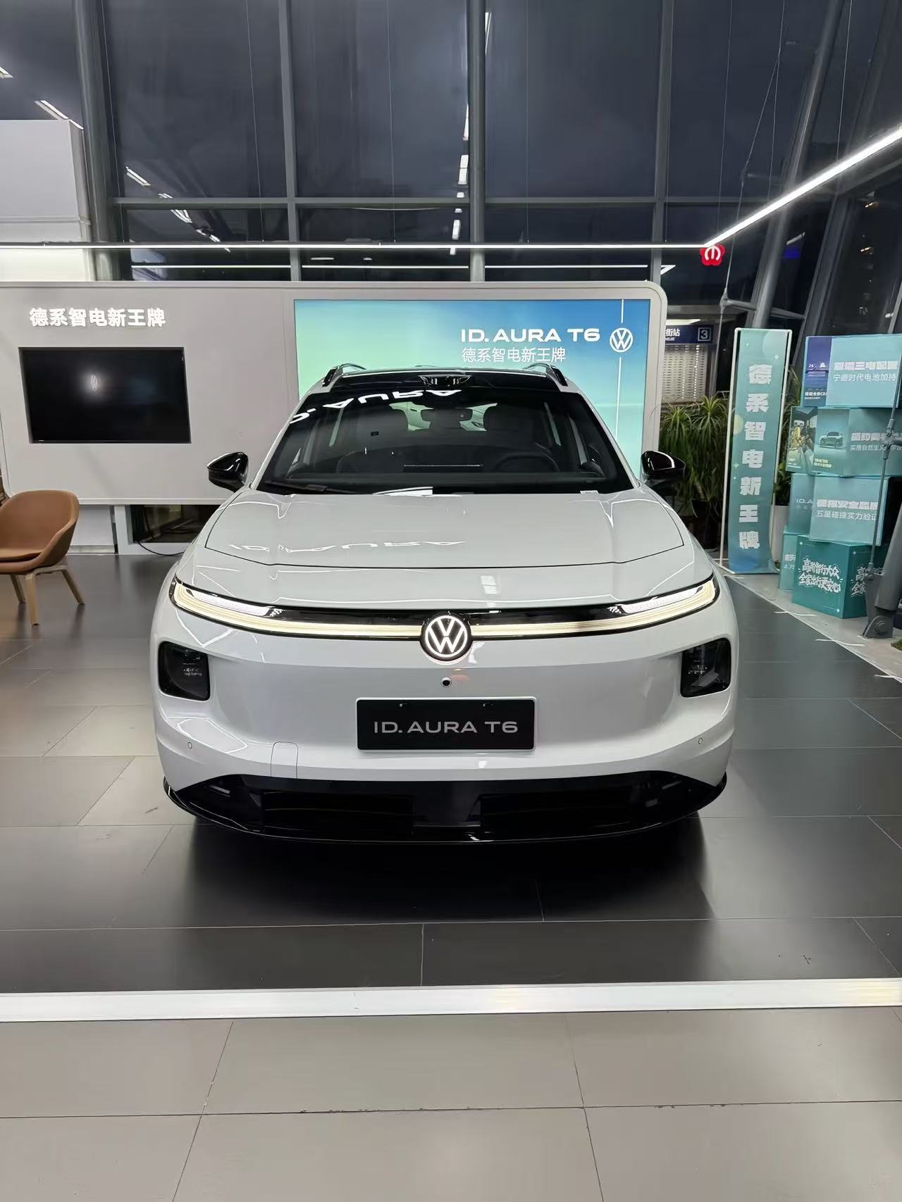 不懂车、不想折腾、只求稳定代步的家庭，ID.AURA T6就是最稳妥的选择。大众合资平台打造，技术成熟、品控稳定，没有花里胡哨的鸡肋配置，主打耐用靠谱，日常家用代步完全够用，几乎不会出故障。
整车驾驶质感特别踏实，底盘稳重厚重，高速行驶不飘，市区行驶不窜，调校均衡老少皆宜。纯电车型养护简单，不用操心