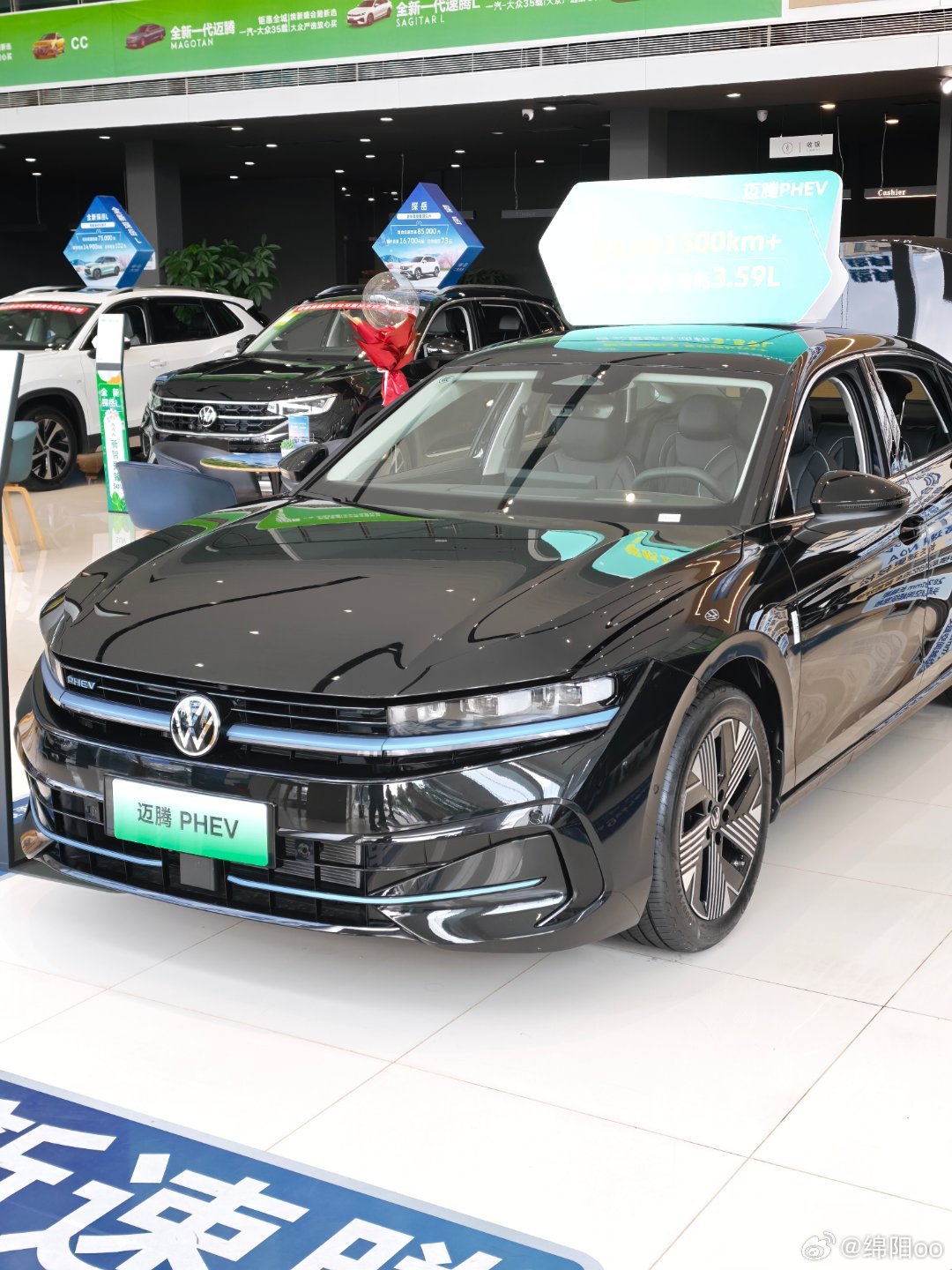 #黄金超混满电出发##一汽大众黄金超混重磅上市# 一汽-大众迈腾PHEV，以黄金超混技术引领出行新风尚。搭载1.5T EA211 EVO II混动专用发动机，动力澎湃且能效卓越，双电全域超混架构让综合续航超1400km，告别续航焦虑。黄金驾控系统带来4种驾驶模式无感切换，尽享新德系黄金平顺驾控体验。黄金智能配置更 ​