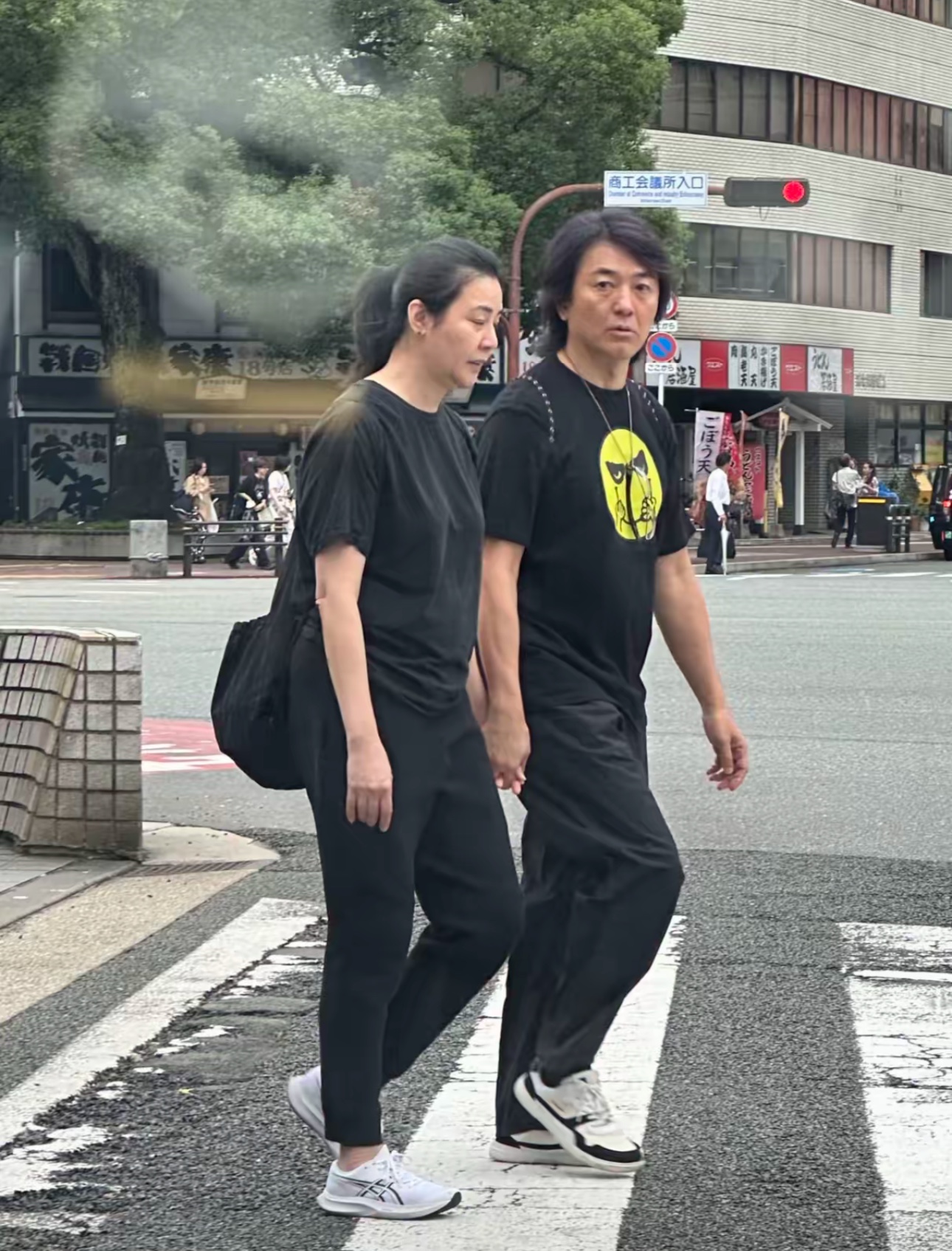 郑伊健蒙嘉慧同游福冈，多年丁克生活，俩人还是挺幸福的！

福冈街头，网友拍到郑伊健和蒙嘉慧牵手过马路。没有精致造型，状态自然松弛。两人因羽毛球相识，2013年在东京登记结婚，很早就达成共识选择丁克。

网上一直流传他们定居日本的说法，郑伊健此前采访中辟谣，只是蒙嘉慧在当地有业务，需要两边来回跑。郑伊