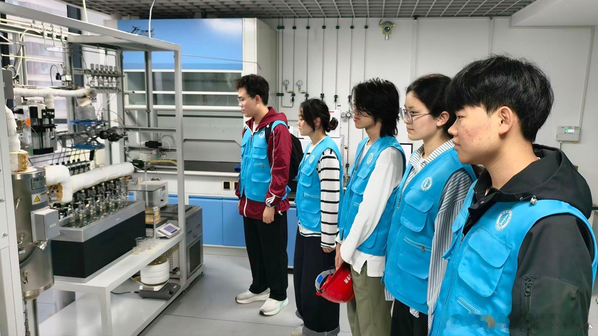 7月6日至21日，油星筑梦实践队赴青岛、淄博、天津三地，走访16家行业头部企业及科研院所，并走进中核集团专访二二一厂老前辈，在实地调研中体悟“两弹一星”精神对当下新材料产业的驱动作用。
       在核工业理化院王承书纪念馆，老前辈三次“我愿意”的决绝与捐献遗体的无私，让队员们深刻体悟到了“ ​