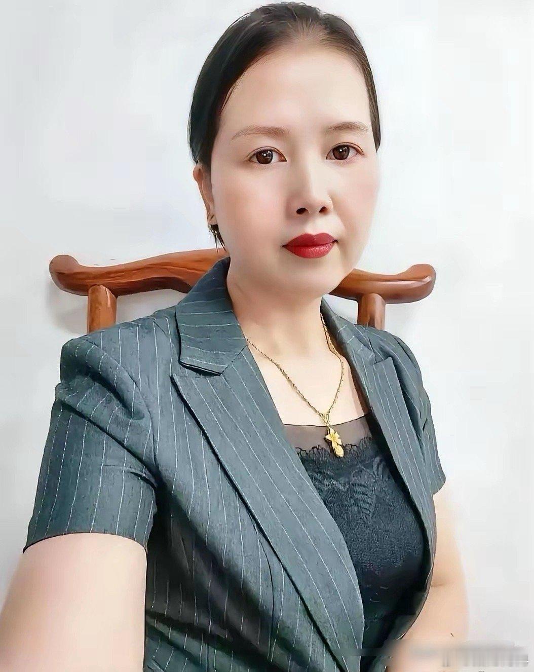 曲靖丽姐，彻底翻车了。
百万迈巴赫是租的，碧桂园别墅也是租的。44岁的农村妇女何某丽，靠租来的7台豪车和高端别墅，硬生生把自己包装成身家过亿的“富婆”。
更讽刺的是，她还是曲靖市文旅局2024年评选的官方“文旅推荐官”。正是这层官方背书，让很多人放下了防备。
摄影师信了她的“高赔率世界杯彩 ​