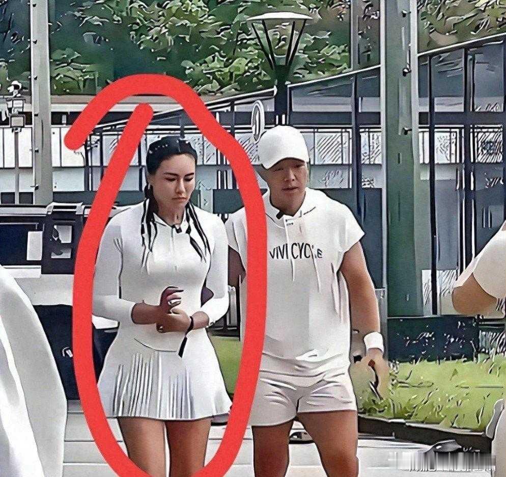 刘畊宏直播间热度暴跌 家属真实身材戳破全民减肥幻梦



我上周刷到刘畊宏直播间在线只剩三位数的时候，整个人都愣了。当年我办公室全是定闹钟跳《本草纲目》的人，现在连个提他的都没有？

其一 当年四千多万人同时跟跳的全民狂欢，没人提前料到会以这种方式散场。把凉掉的锅全甩给带货翻车太敷衍，多少明星卖