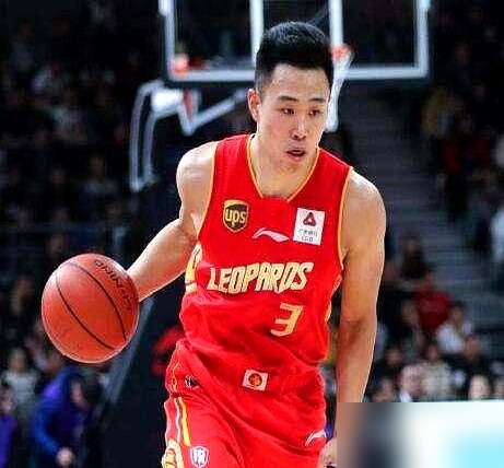 张镇麟被骂端架子不去国家队，结果教练组这次连个台阶都没给他留。
不是伤病，也不是主动退。
就是单纯的上次没打好，被新体系直接优化了。
教练组原话很直白，说他世预赛打日本和台北那两场，已经掉到边缘轮换水平了。
这话翻译过来就是：不是不用你，是用你赢不了。
郭士强现在要的是全场跑轰，要死贴防守
