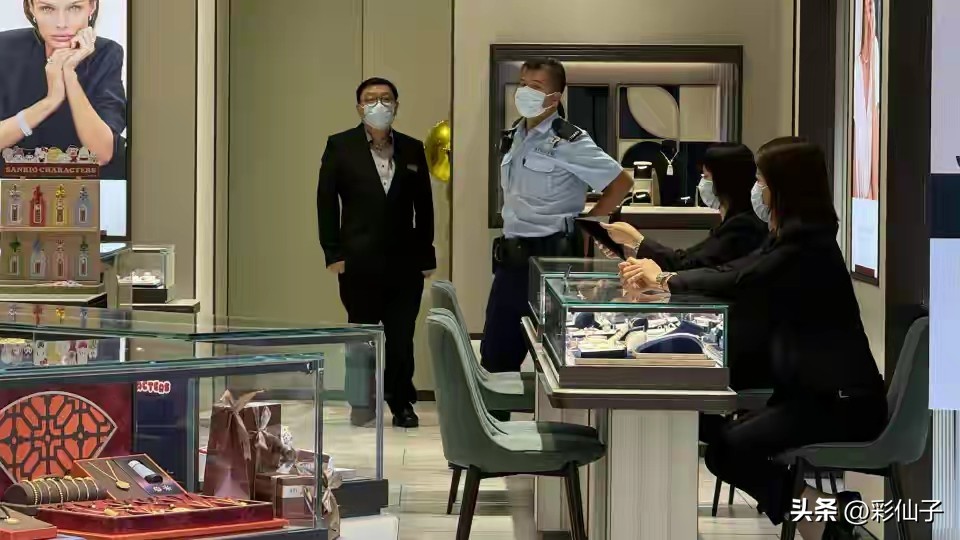 很多人刷到消息直呼震惊，香港大埔闹市金行突发抢夺事件，网传的“珠宝大劫案”真相，并没有传闻里那么激烈凶险。10月14日下午三点左右，香港大埔广福道70号周生生门店发生一宗黄金抢夺案，一名中年男子假装进店挑选首饰，趁店员不备抢走一条价值数万港币的金链，转身快速逃离现场。消息一出迅速刷屏，不少自媒体直接