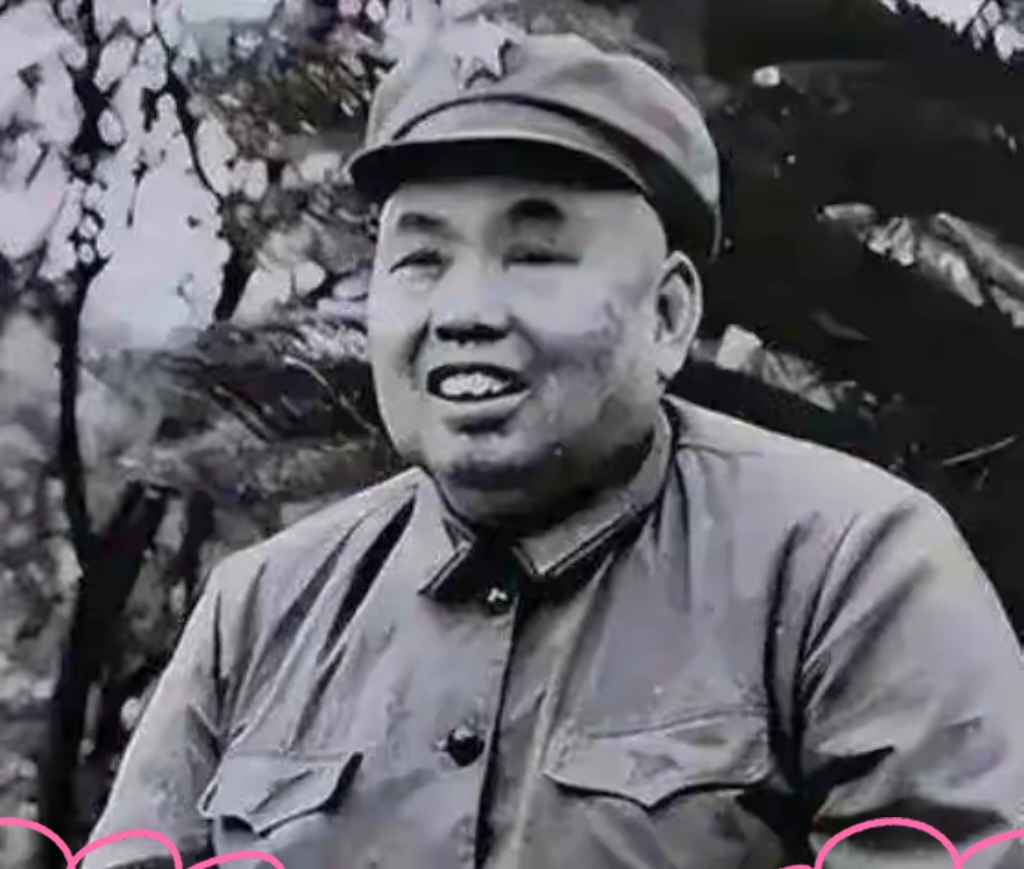 当众翻脸骂“滚”，十七年互不往来，为何邓华最后最信许世友？
 
1962年，许世友端着酒走过来，邓华一把推开骂了声“滚”，两人十七年没来往，1979年，敲定对越作战东线指挥人选，邓华却说：几十万人交给许世友，我放心！
 
这事发生在1962年初北京召开的扩大的中央工作会议也就是七千人大会期间。曾在朝