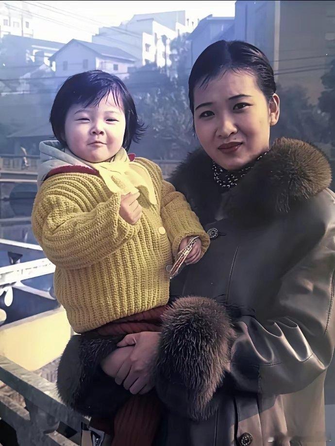 吴艳妮与妈妈25年前vs25年后 ​​​