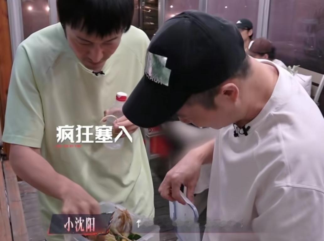 小沈阳弄不清楚王传君为什么爱吃香菜根，王传君夸小沈阳腌的咸菜太香了，小沈阳：“你怎么愿意吃这玩意呢，我没太理解你。”王传君：“太香了，谢谢哥哥，老好吃了。”
小沈阳有腌的咸菜在披哥太火了，大家伙都爱吃，他在宿舍里的画面差不多都是跟厨房有关的。
姚琛问小沈阳爱不爱吃鱼腥草，小沈阳直接说接受不了，王传君