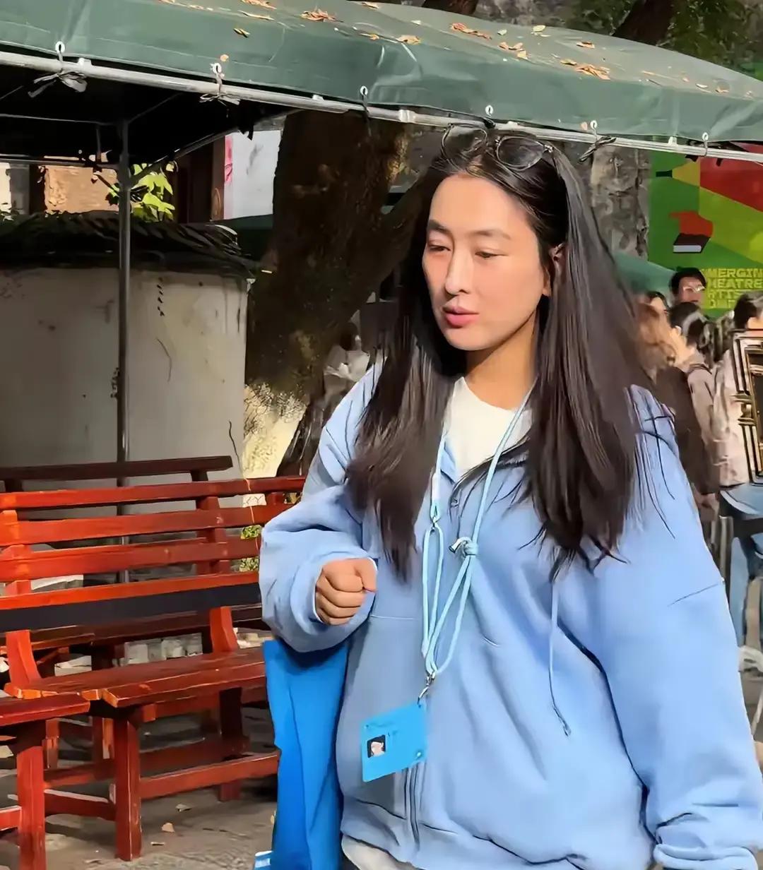 乌镇戏剧节的石板路上，谁能想到百亿影帝和实力派女演员正挤在人群里慢悠悠地晃荡。
黄渤今年52岁了，一身棕色旧皮衣配浅色牛仔裤，手里还晃悠着一杯冷饮，走在西栅市集里完全没半点明星架子。
旁边并排走着的是45岁的马苏，套着件宽松的蓝色连帽衫，长发披下来，头顶还架着一副护目镜，看着利落又精神，素颜状态