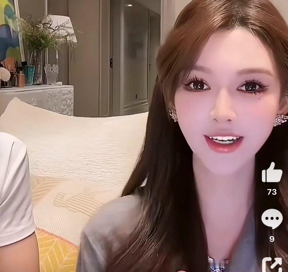 黄晓明前女友叶柯说：

“我谈恋爱时和平时说话时是两种声音，谈恋爱说话时声音会比较夹，平时生活和直播时我的声音就很正常。”

网友听完这句话，都惊呆了，因为她直播时说话，在大众眼里已经算是夹子音了，甚至有点台湾腔，她竟然说，这是她正常说话？

可想而知她谈恋爱时说话的腔调得有多夹。

之 ​