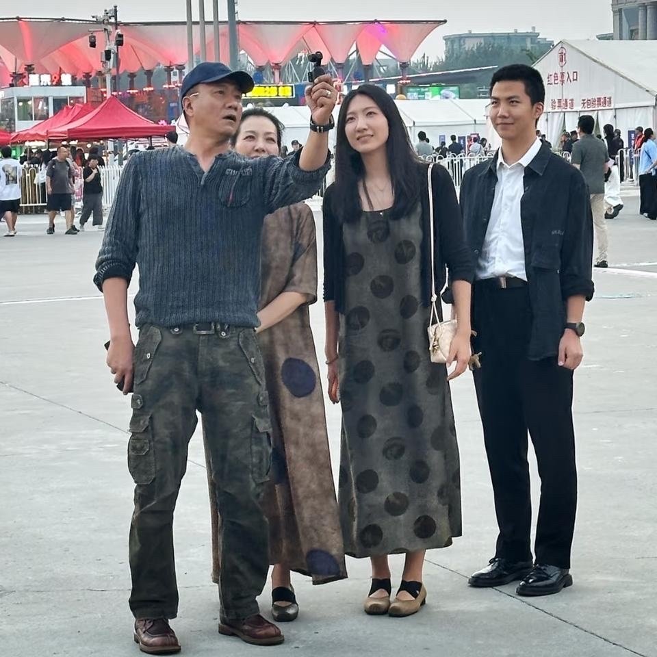 胡军一家四口近照，女儿和儿子都好高啊
近日，刷到有网友在北京偶遇胡军，他们一家四口在五棵松广场上的一幕。
胡军和老婆卢芳、女儿胡悦稼、儿子康康的快乐时光，很温馨的画面。
18岁的康康长得像妈妈，但个头也是随了爸爸了，嘻嘻！ ​