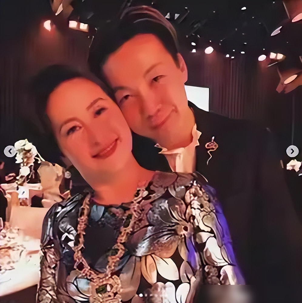 谢霆锋一拳下去，保姆车车门直接凹了。
容祖儿在霍汶希的节目里爆料，当年谢霆锋跟团队意见不合，情绪上来对着保姆车就是一拳，车身当场变形。霍汶希就在旁边看着，没吭声。
她自己补了一句：车都能打凹，打我脸不是更凹？所以我闭嘴了。说完还笑称他是铁拳浪子。
这俩人合作三十年，谢霆锋再野，霍汶希也没撒过手
