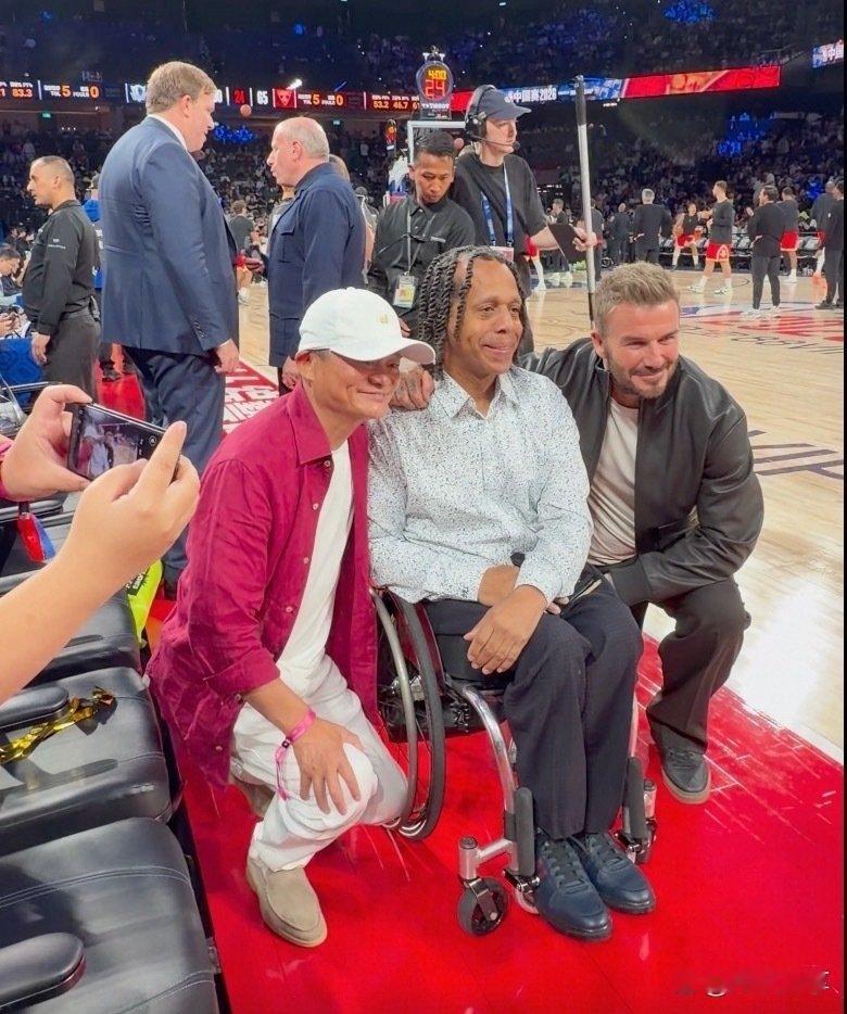 2026年NBA中国赛澳门站场边，与贝克汉姆面对一位坐轮椅的残障球迷，先后两次主动蹲跪下来完成合影，这个细节在热闹的赛场中迅速传开。 ​