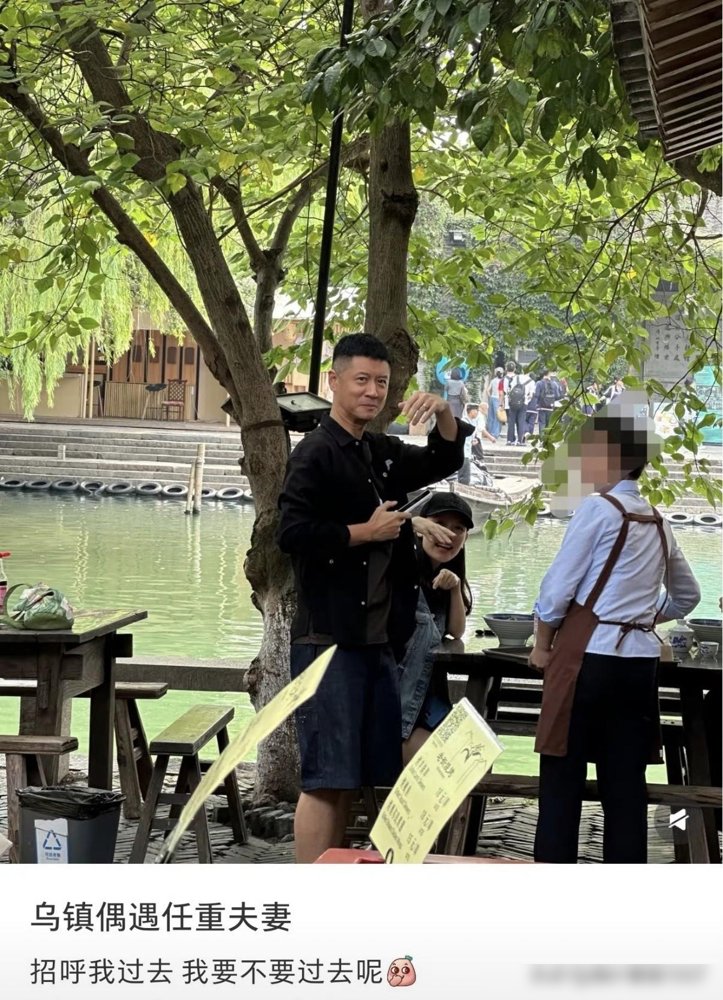 任重扶着孕肚明显的孙骁骁，在乌镇被围了。孙骁骁脸圆了一圈，笑着跟粉丝合影，任重就在旁边站着，手没离开过她胳膊。
俩人没戴口罩，也没躲。有人喊“二胎啦”，孙骁骁摸了摸肚子，没否认。
要知道8月他俩刚官宣，B超单配文“意外的惊喜，也是我们共同的期待”。这才俩月，孕相已经藏不住了。
任重这边也没闲着